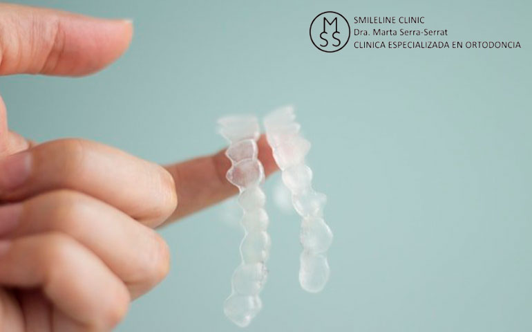 persona con ortodoncia invisalign en la mano